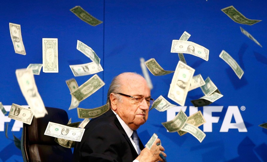 Sepp Blatter bị ném tiền giả vào mặt trong cuộc họp năm 2015.