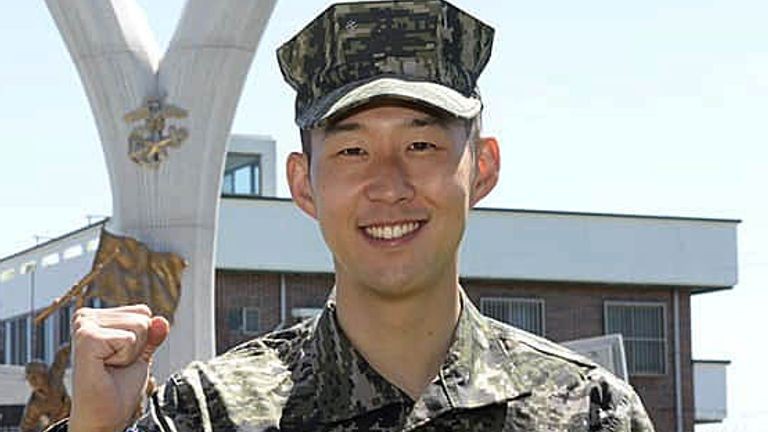 Son Heung-min cười rạng rỡ sau khi hoàn thành khóa huấn luyện quân sự.