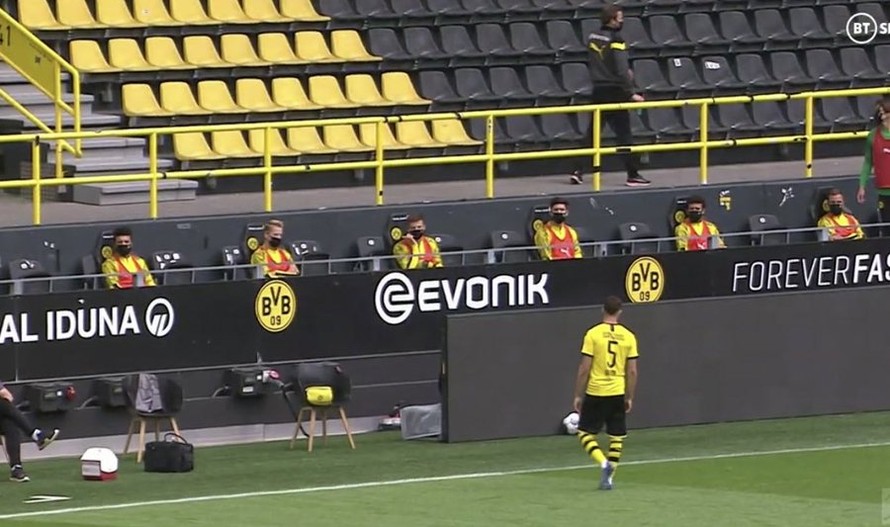 Các cầu thủ dự bị Dortmund ngồi cách xa nhau trên khán đài.