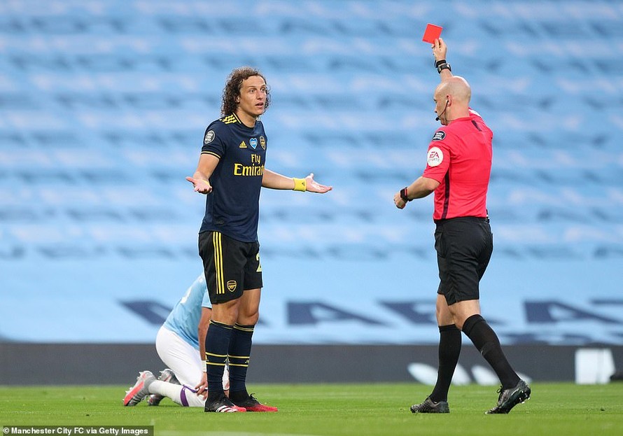 David Luiz nhận thẻ đỏ trực tiếp ở phút 49.