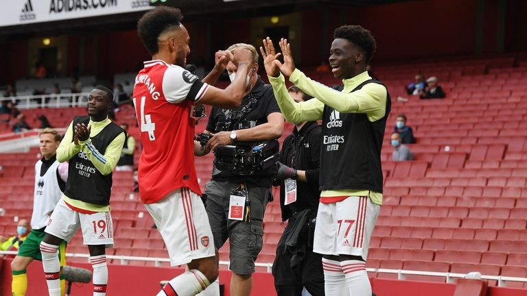 Aubameyang ăn mừng với ngôi sao vừa ký hợp đồng với Arsenal, Bukayo Saka.