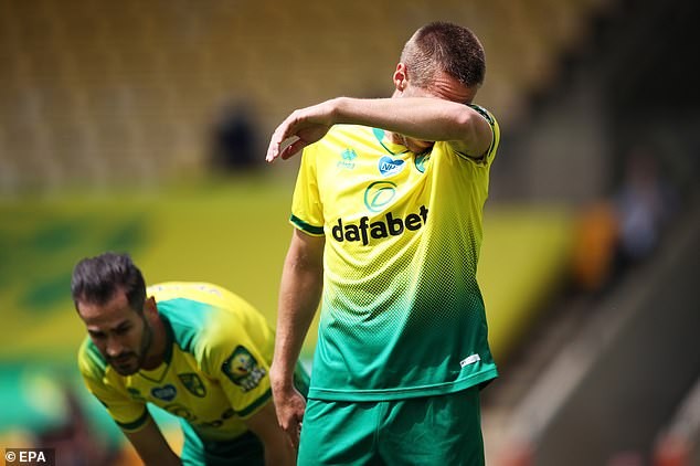 Các cầu thủ Norwich buồn bã sau thất bại.