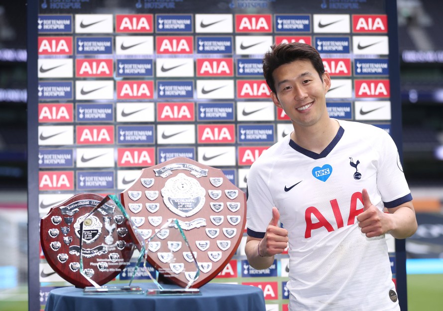 Son Heung-min rạng rỡ bên 4 giải thưởng cá nhân ở Tottenham.