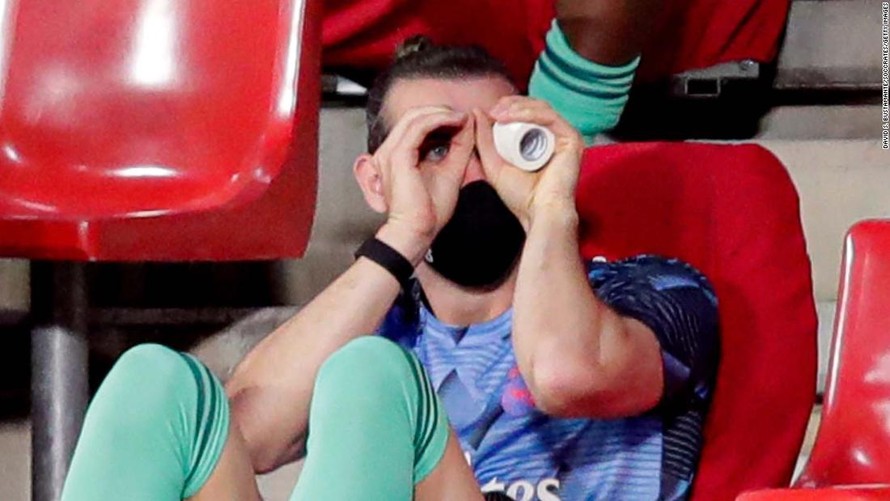 Gareth Bale làm trò hề trên ghế dự bị của Real Madrid.