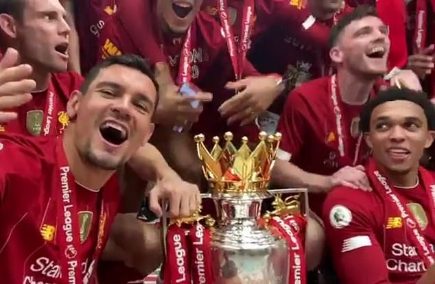 Các cầu thủ Liverpool ăn mừng tưng bừng sau khi nhận cúp.