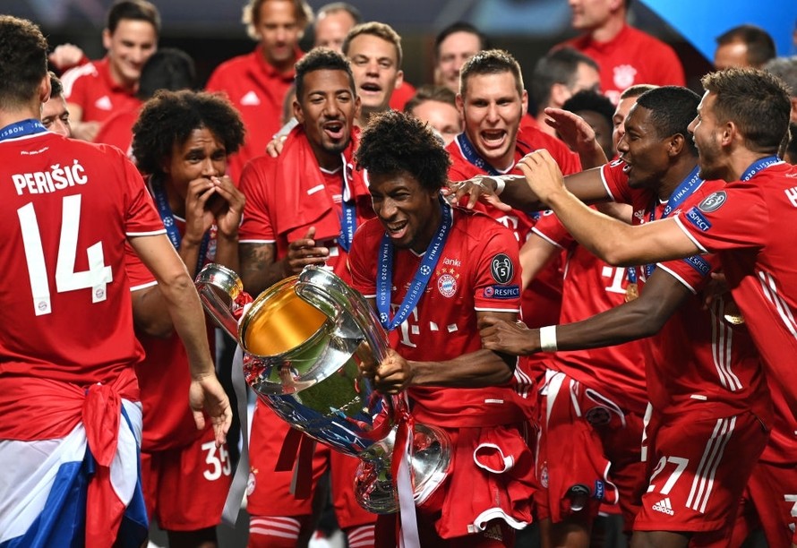 Kingsley Coman (giữa) nâng cúp Champions League.