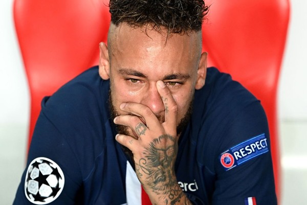Neymar mắt đỏ hoe sau thất bại trước Bayern.