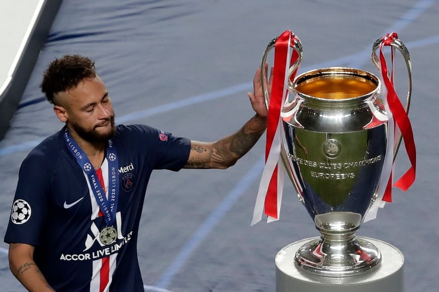 Neymar nuối tiếc chiếc cúp Champions League.