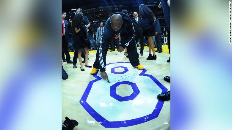 Kobe Bryant ký tên lên sàn đấu cuối cùng trong sự nghiệp.