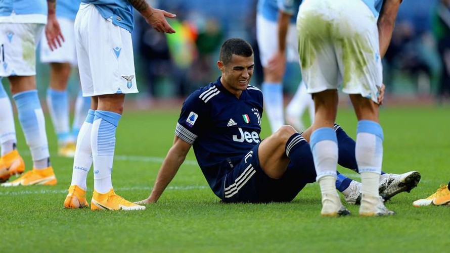 Ronaldo tỏ ra rất đau đớn trước khi rời sân.