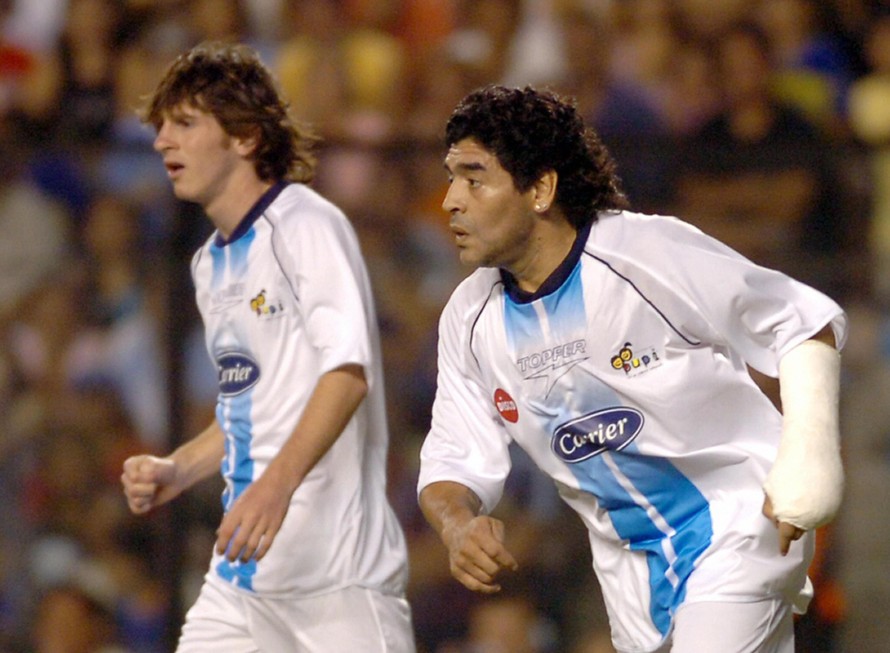 Lần hiếm hoi Maradona và Messi cùng ra sân thi đấu
