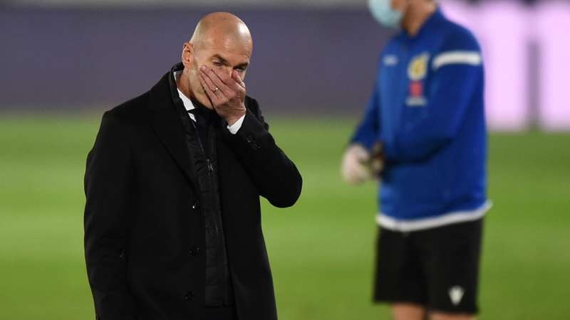 HLV Zinedine Zidane thất vọng sau trận thua sốc Alaves.