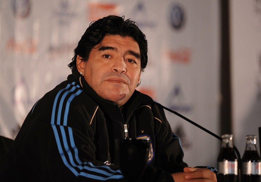 Maradona ngã đập đầu, bị bỏ rơi 3 ngày trước khi đột tử?