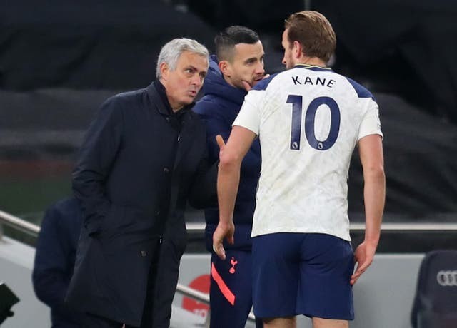 Mourinho rất hài lòng khi Kane liên tục lui về phòng ngự