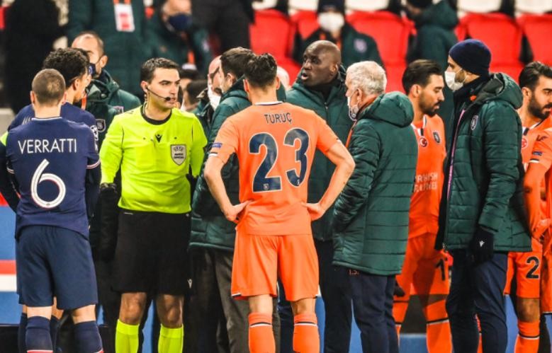 Trận PSG gặp Istanbul bị hoãn vì trọng tài phân biệt chủng tộc 