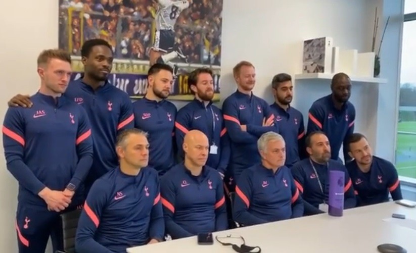 Jose Mourinho chụp ảnh ăn mừng cùng các trợ lý ở Tottenham.