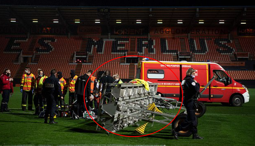 Nhân viên đội bóng bị đèn trên sân rơi trúng đầu tử vong