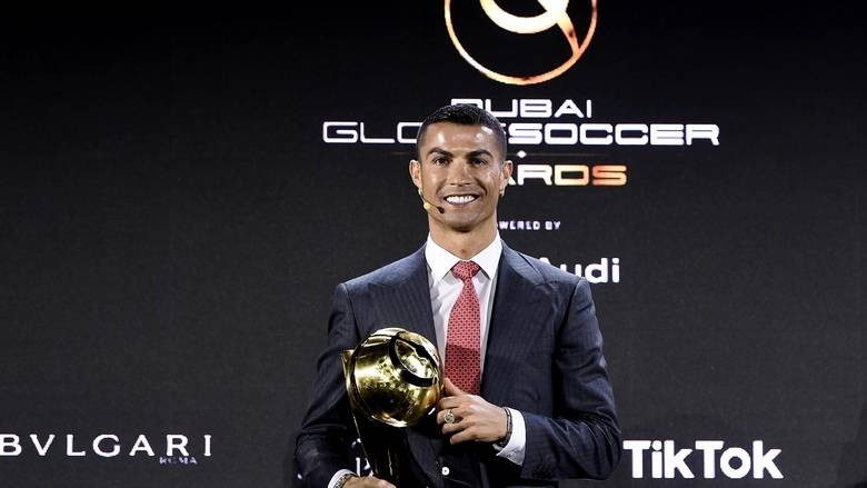Ronaldo nhận phần thưởng trong đêm gala trao giải Globe Soccer Awards