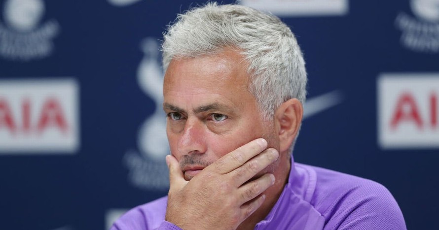 HLV Mourinho công khai chỉ trích ban tổ chức Ngoại hạng Anh.