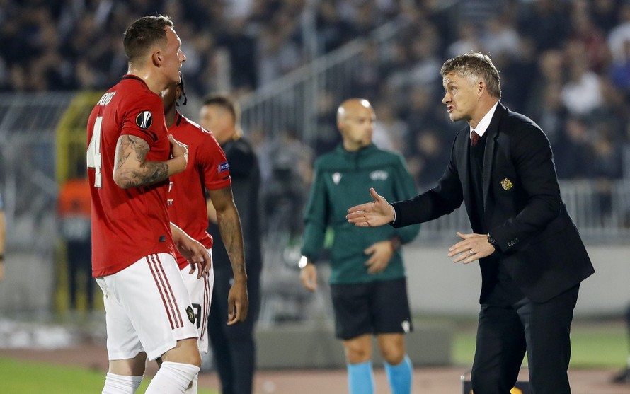 Phil Jones trong lần hiếm hoi được Solskjaer sử dụng ở mùa giải 2019/20