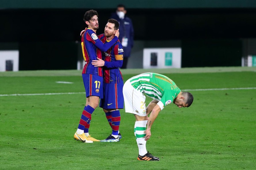 Messi và Trincao đều ghi 2 bàn để giúp Barca hạ Alaves