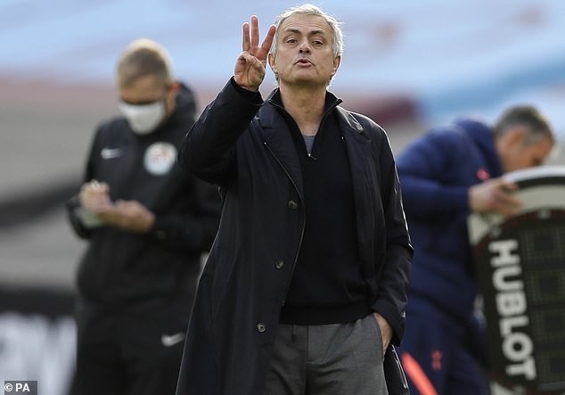 Jose Mourinho tiếp tục gặp khó khăn trên ghế HLV Tottenham.