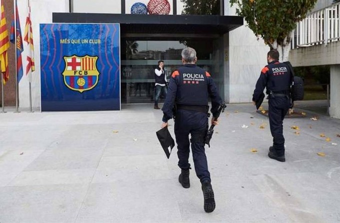 Vì sao cựu Chủ tịch Barcelona bị cảnh sát bắt giữ?