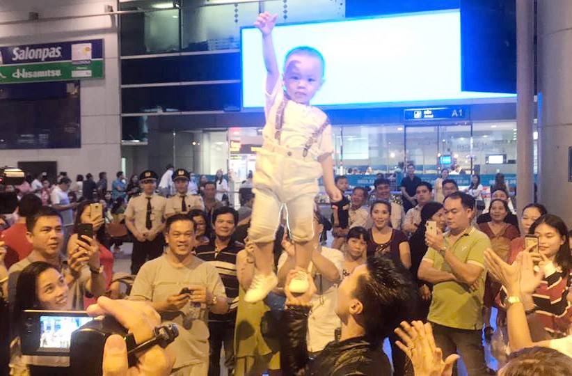 Màn diễn xiếc của con trai Quốc Nghiệp mới 1 tuổi ở sân bay 'gây sốt'