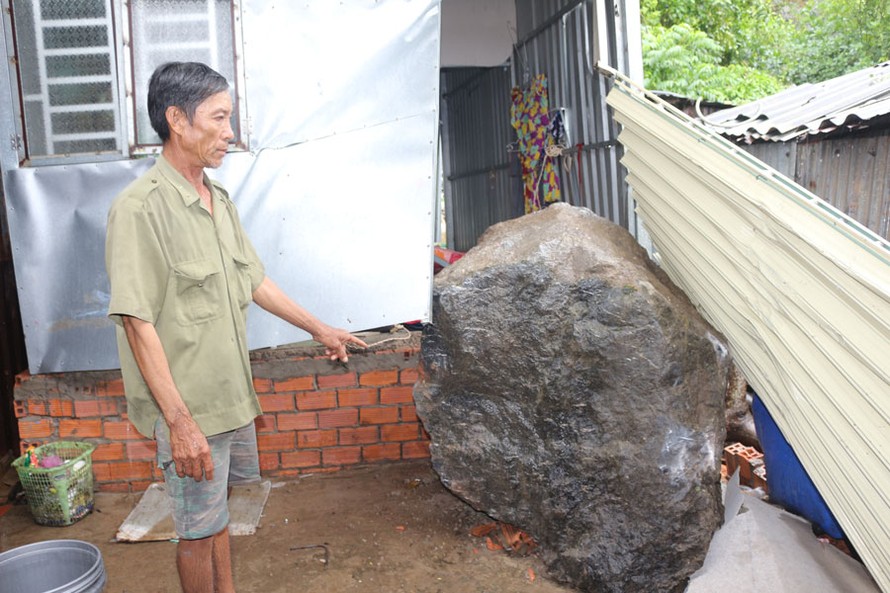 Ông Nguyễn Văn Dương và tảng đá lớn hơn 2 tấn lăn vào nhà khi gia đình ông ăn cơm