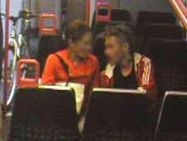Camera an ninh trên chuyến tàu đã ghi lại hình ảnh hai người khách thực hiện hành vi khiếm nhã nơi công cộng