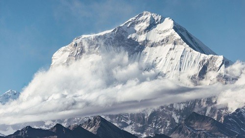 Núi Gurja, nơi đoàn thám hiểm gặp nạn hôm 12/10, thuộc khối núi Dhaulagiri cao thứ bảy trên thế giới. Ảnh: Sky. 
