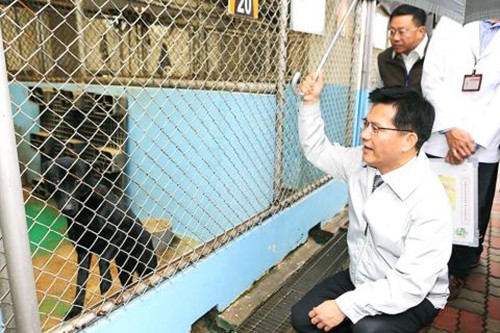 Thị trưởng thành phố Đài Trung Lin Chia-lung thăm một trại nuôi chó hồi năm 2014. Ảnh: Taipei Times 