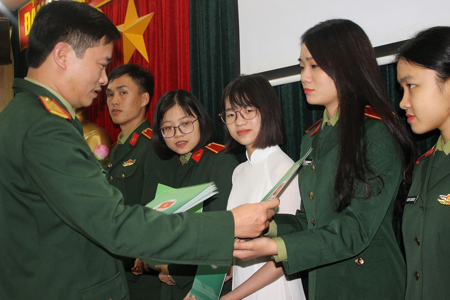 Trung tá Nguyễn Đức Cương trao quà cho các đại biểu đại diện cho tuổi trẻ toàn quân về dự đại hội (Ảnh: Lộc Liên).
