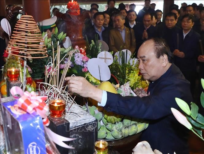 Thủ tướng Nguyễn Xuân Phúc dâng hương tại đền thờ Bác Hồ trên đỉnh Ba Vì, Hà Nội. Ảnh: Thống Nhất/TTXVN