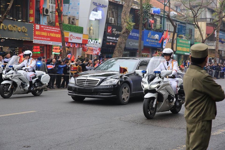 VIDEO: Mục kích đoàn xe chở Chủ tịch Triều Tiên trên đường phố Hà Nội