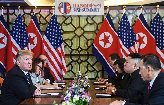 Hình ảnh trong cuộc trao đổi ngắn với báo chí của lãnh đạo Mỹ - Triều.