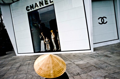 Bên ngoài một cửa hàng thời trang cao cấp tại Việt Nam. Ảnh: Bloomberg 