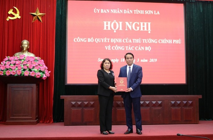 Đồng chí Tráng Thị Xuân trao quyết định cho đồng chí Lê Hồng Minh. 
