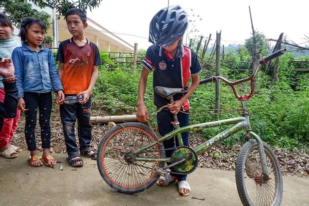 'Cậu bé Sơn La' Vì Quyết Chiến bên chiếc xe đạp không phanh của mình (Ảnh: CTV Định Nguyễn) 