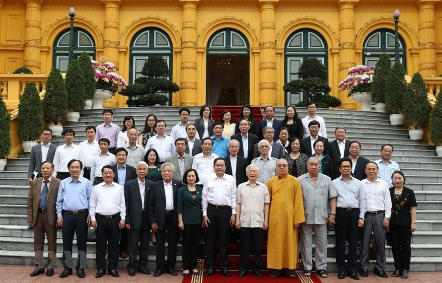 Tổng Bí thư, Chủ tịch nước Nguyễn Phú Trọng và các đại biểu chụp ảnh chung. (Ảnh: Trí Dũng/TTXVN) 