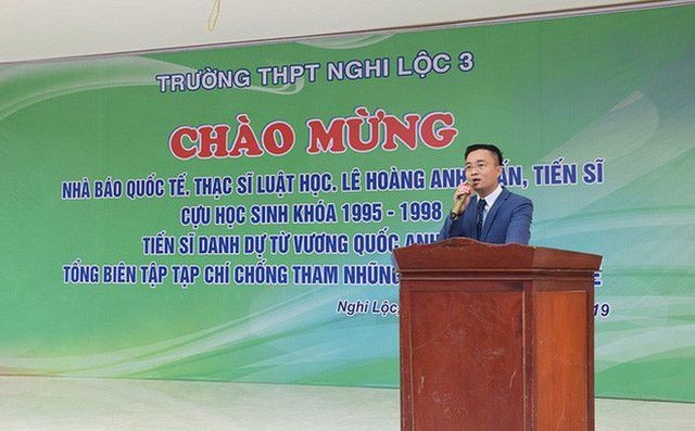 Ông Lê Hoàng Anh Tuấn tại buổi giao lưu tại Trường THPT Nghi Lộc 3. 