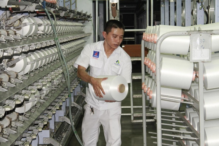Công nhân kỹ thuật xưởng Filament - NMXS Đình Vũ đứng máy sản xuất sợi DTY 