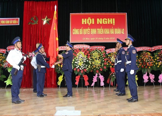 Trung tướng Hoàng Văn Đồng, Bí thư Đảng ủy, Chính ủy Cảnh sát biển Việt Nam trao Quân kỳ quyết thắng ra mắt Hải đoàn 42. (Ảnh : Huỳnh Thế Anh/TTXVN) 
