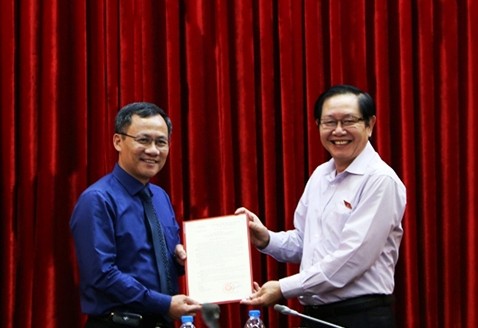 Bộ trưởng Lê Vĩnh Tân trao quyết định cho đồng chí Hoàng Quốc Long. 