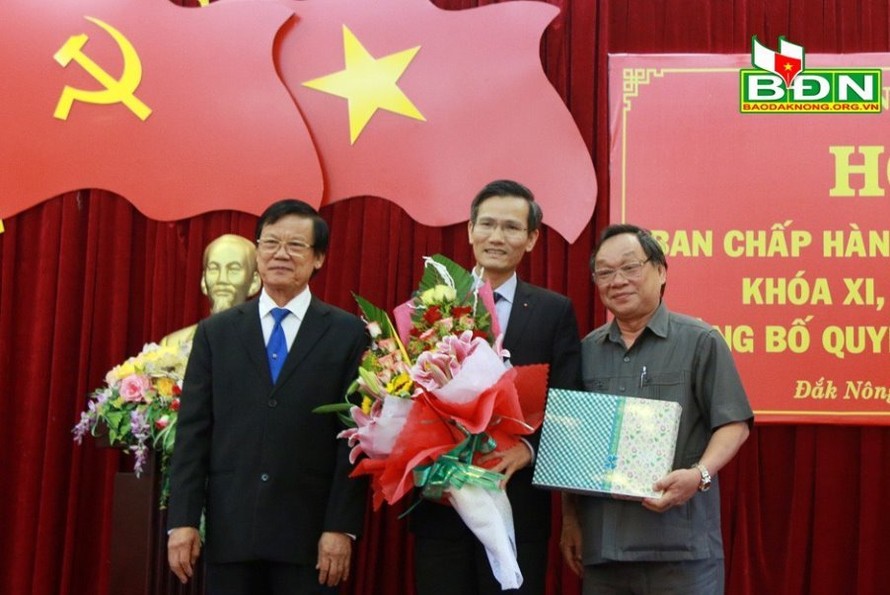 Đồng chí Hà Ban, Phó Trưởng Ban Tổ chức Trung ương và đồng chí Lê Diễn Bí thư Tỉnh ủy Đắk Nông trao quyết định và chúc mừng đồng chí Cao Huy nhận nhiệm vụ mới. 