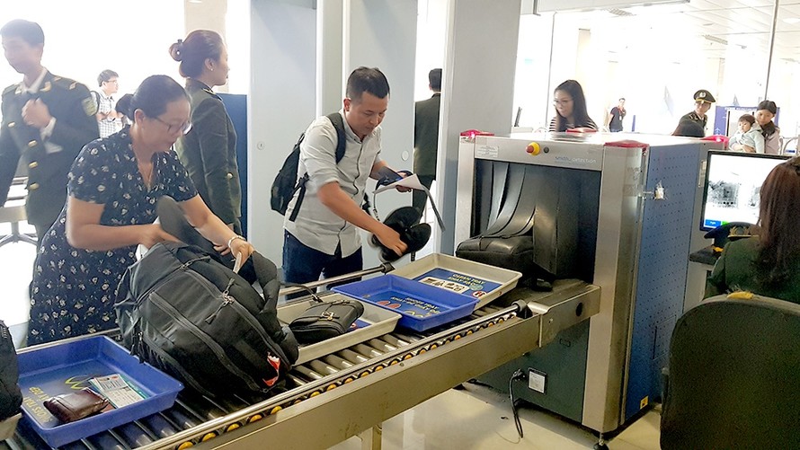 Khu vực soi chiếu an ninh hành lý xách tay của hành khách tại sân bay Tân Sơn Nhất 