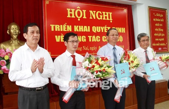 Đồng chí Phạm Văn Ru trao quyết định chuẩn y Chủ nhiệm Ủy ban Kiểm tra Tỉnh ủy cho đồng chí Huỳnh Thanh Bình và các Ủy viên Ủy ban Kiểm tra Tỉnh ủy Đồng Nai. 