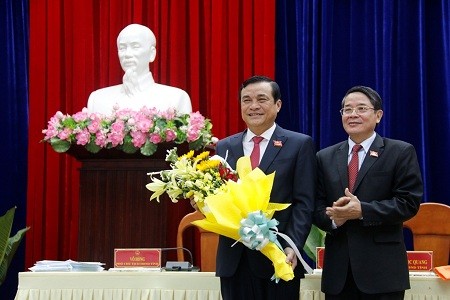 Ông Phan Việt Cường, Bí thư Tỉnh ủy (bên trái) Quảng Nam được bầu kiêm nhiệm chức vụ Chủ tịch HĐND tỉnh, nhiệm kỳ 2016-2021 - Ảnh: VGP/Lưu Hương 