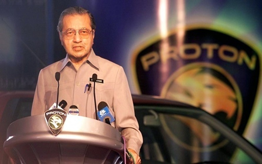 Thủ tướng Malaysia Mahathir Mohamad trong lễ ra mắt một dòng xe của hãng Proton hồi năm 2002. Ảnh: Star Online. 