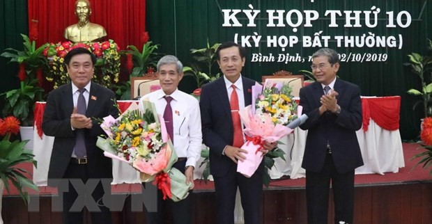 Ông Đoàn Văn Phi (thứ 2 từ phải qua) được bầu giữ chức Phó Chủ tịch Hội đồng nhân dân tỉnh Bình Định khóa XII. (Ảnh: Phạm Kha/TTXVN)